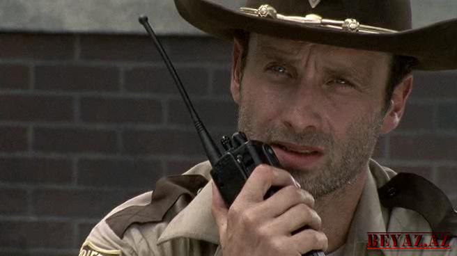 What kind of walkie talkie is Rick using in season 5 of TWD?? | RPF Costume  and Prop Maker Community