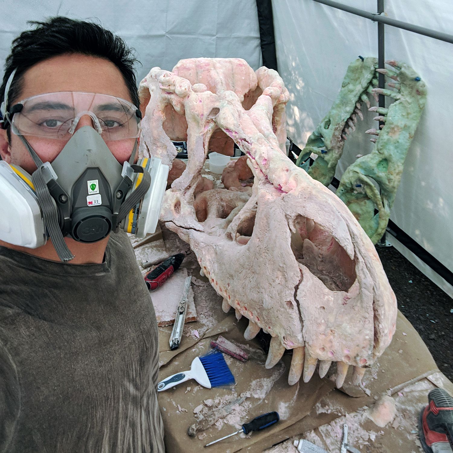 shareahack_diy-trex-skull-foam-bondo_final-touches.jpg