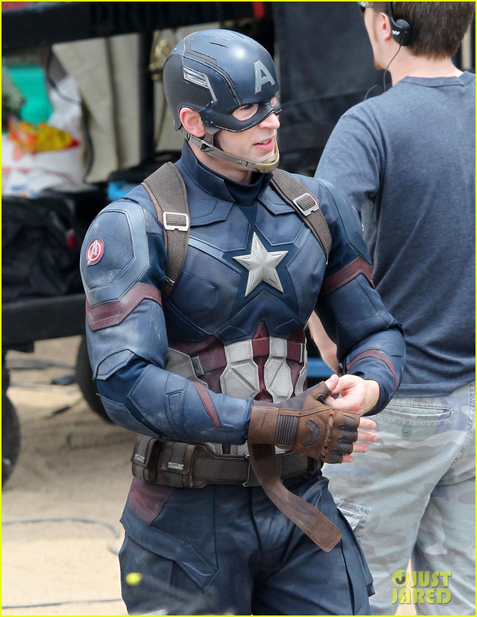 Chris-evans-anthony-mackie-get-to-action-captain-america-civil-war-55